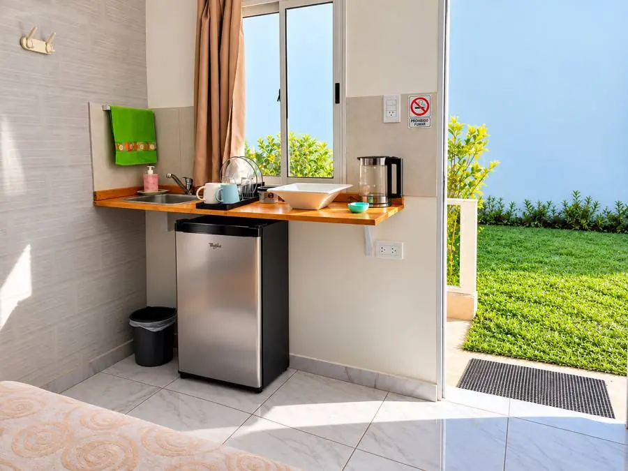 Kitchenette con heladera y salida al jardín