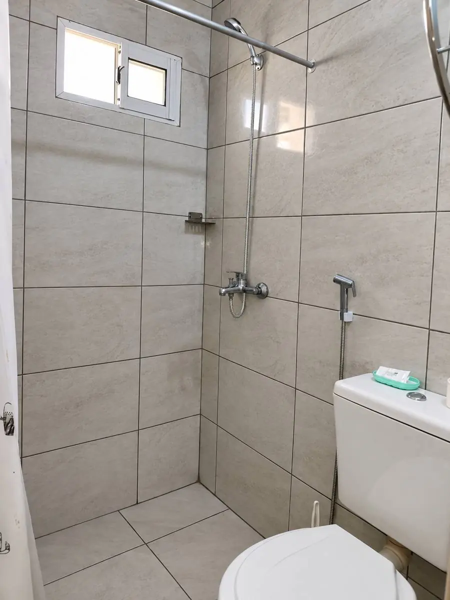 Baño privado con ducha y ventana