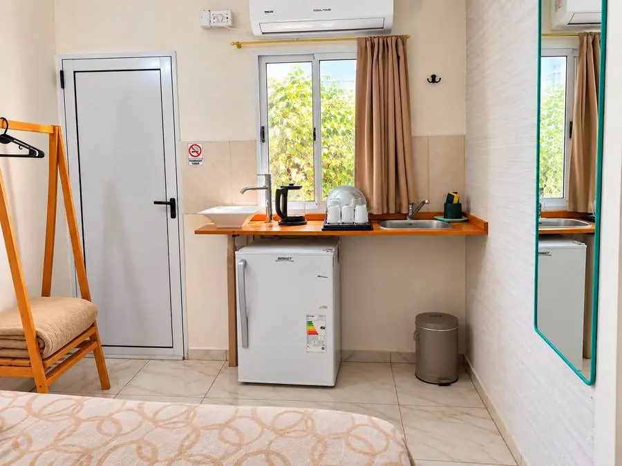 Kitchenette con pava eléctrica, heladera y aire acondicionado