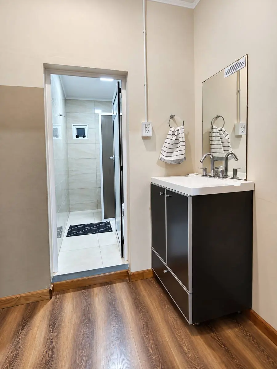 Tocador con espejo y acceso al baño